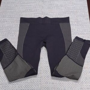 lululemon athletica Gray Leggings modelo About That Base Tight. Yoga